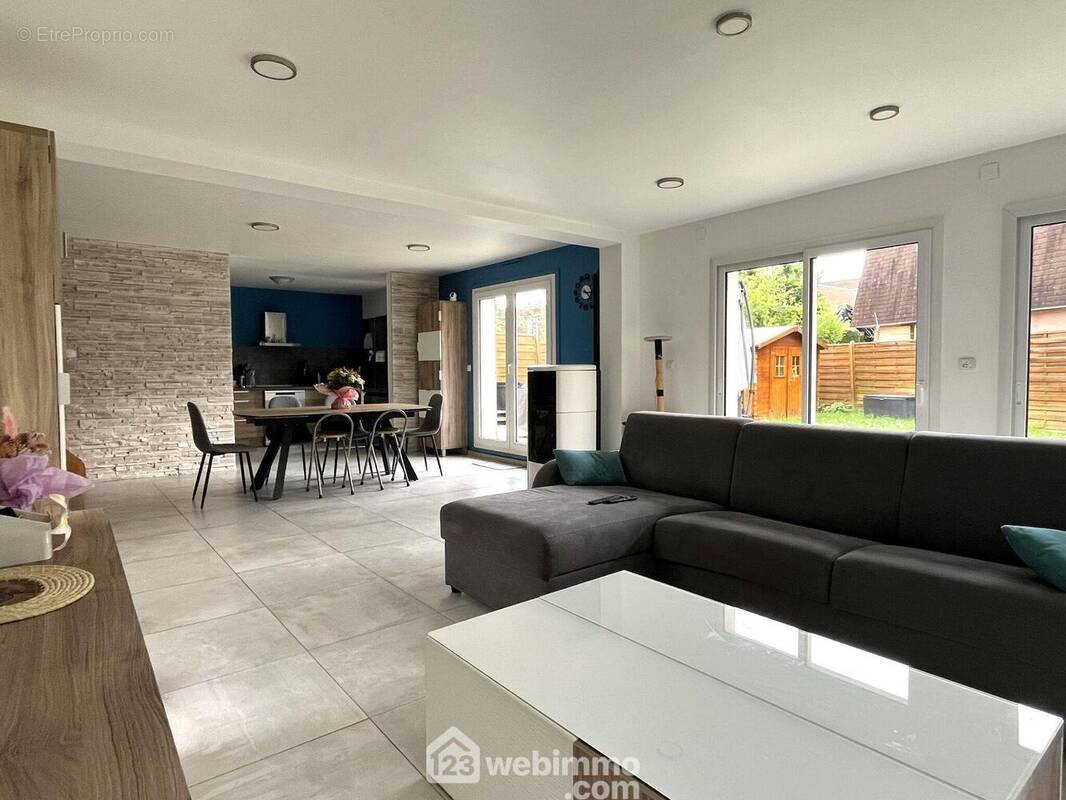 ...nous emmènes au salon... - Maison à BONDOUFLE