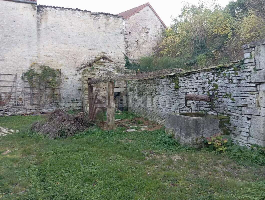 Maison à AISY-SUR-ARMANCON