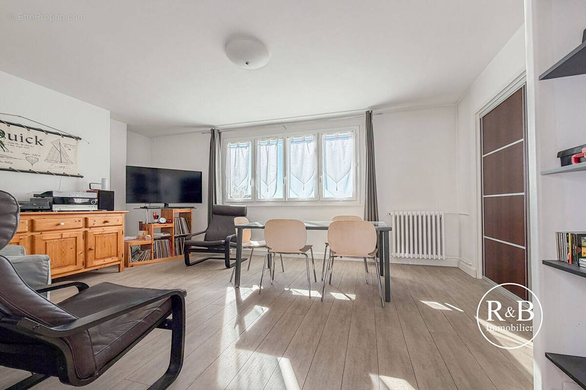 Appartement à LES CLAYES-SOUS-BOIS