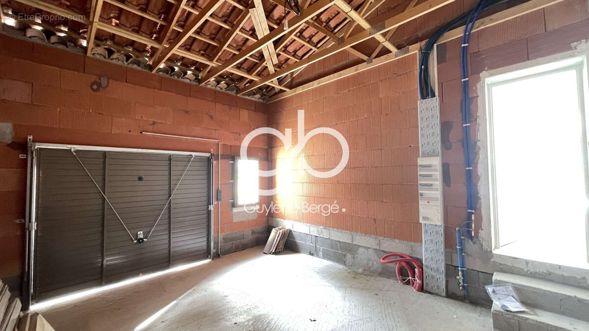 Maison à VIC-LA-GARDIOLE