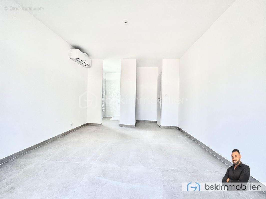 Maison à VIC-LA-GARDIOLE