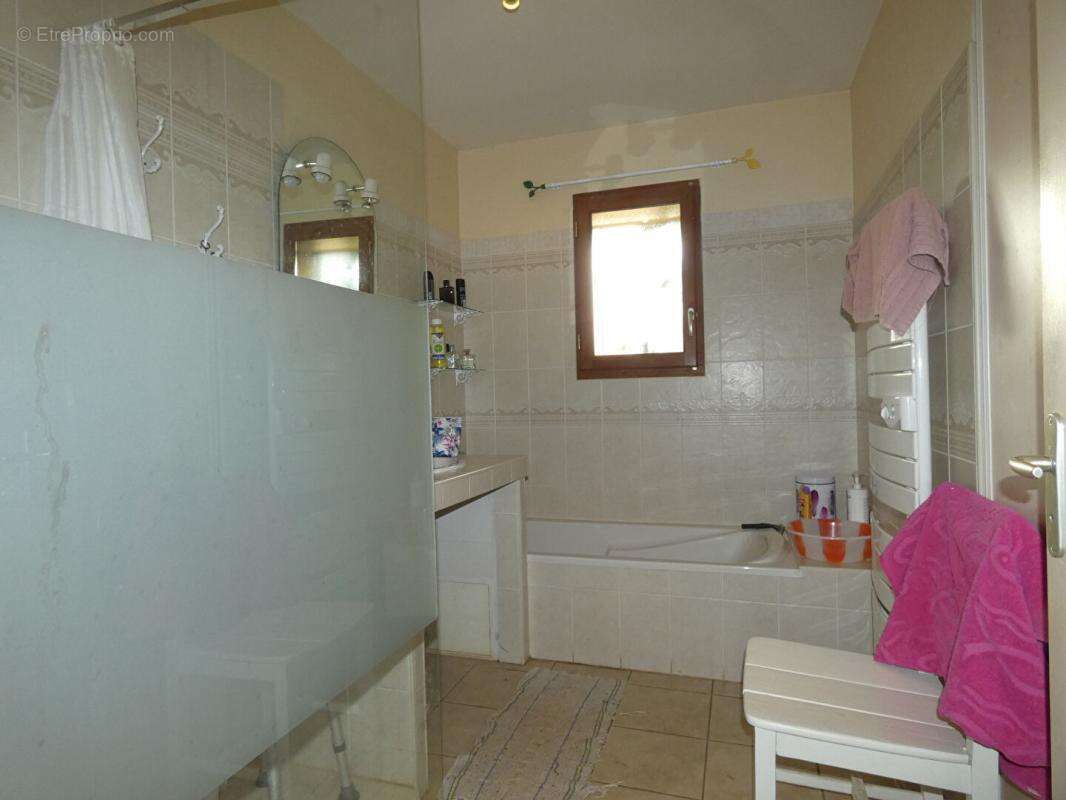 Maison de plain-pied 140m², 3 chambres, 2 terrasses, 3 garages, terrain 5800m² - photo 16