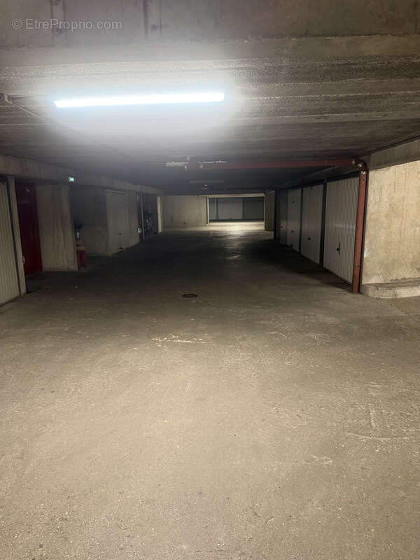 A 15 minutes à pied RER A  garage pour stockage ou voiture moyenne Quartier Vieux Pays Le Fresnay - photo 4
