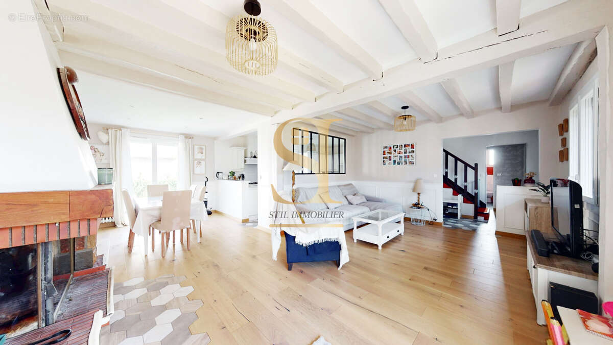 Maison 161 m² à Brieres-Les-Scelles  - photo 3