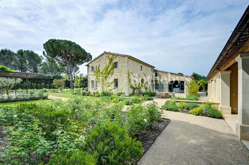 Mas rénové avec parc paysager et piscine, centre d'Eygalières à pieds - photo 9
