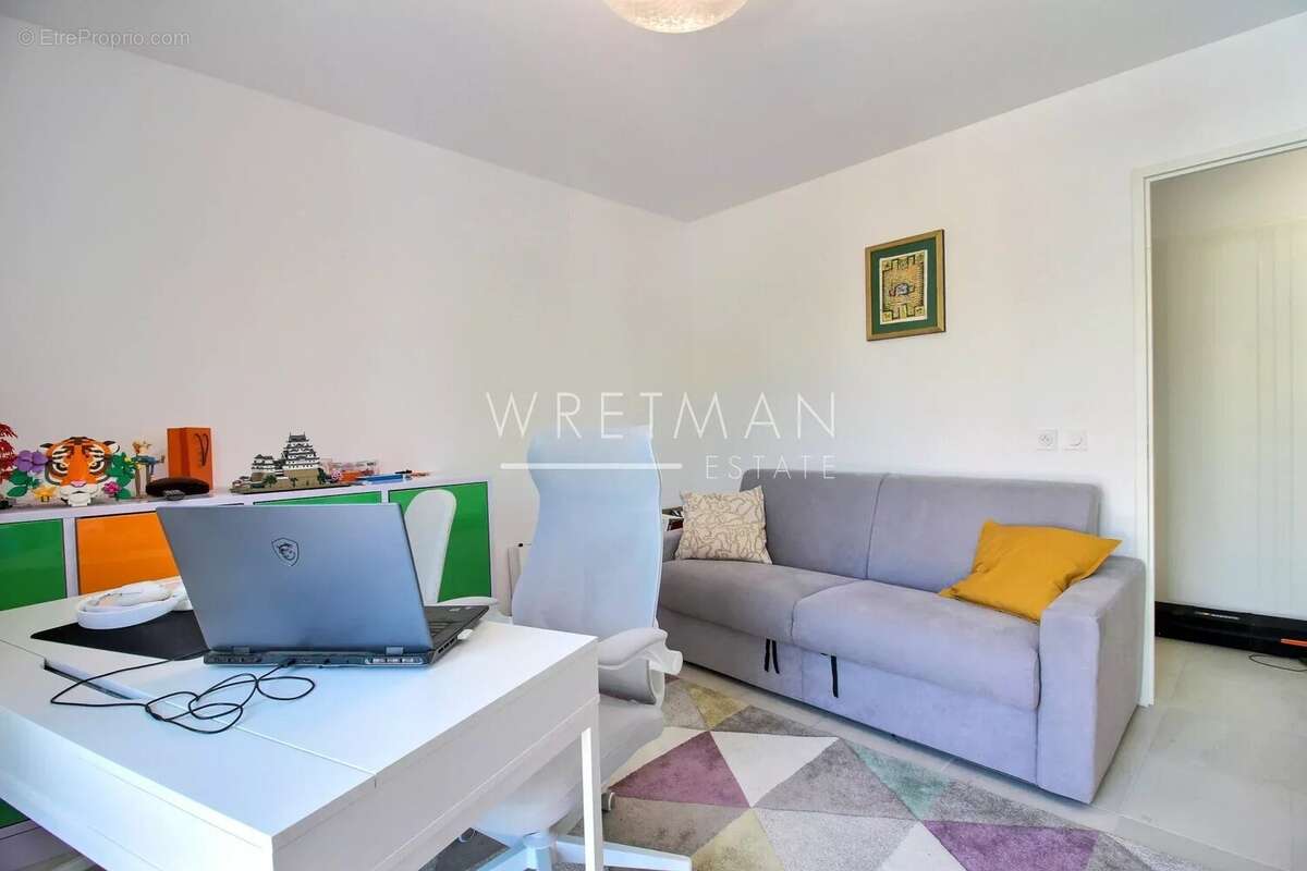 Appartement à LA ROQUETTE-SUR-SIAGNE