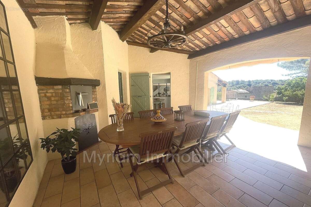 Maison 265 m² à Peymeinade  - photo 4