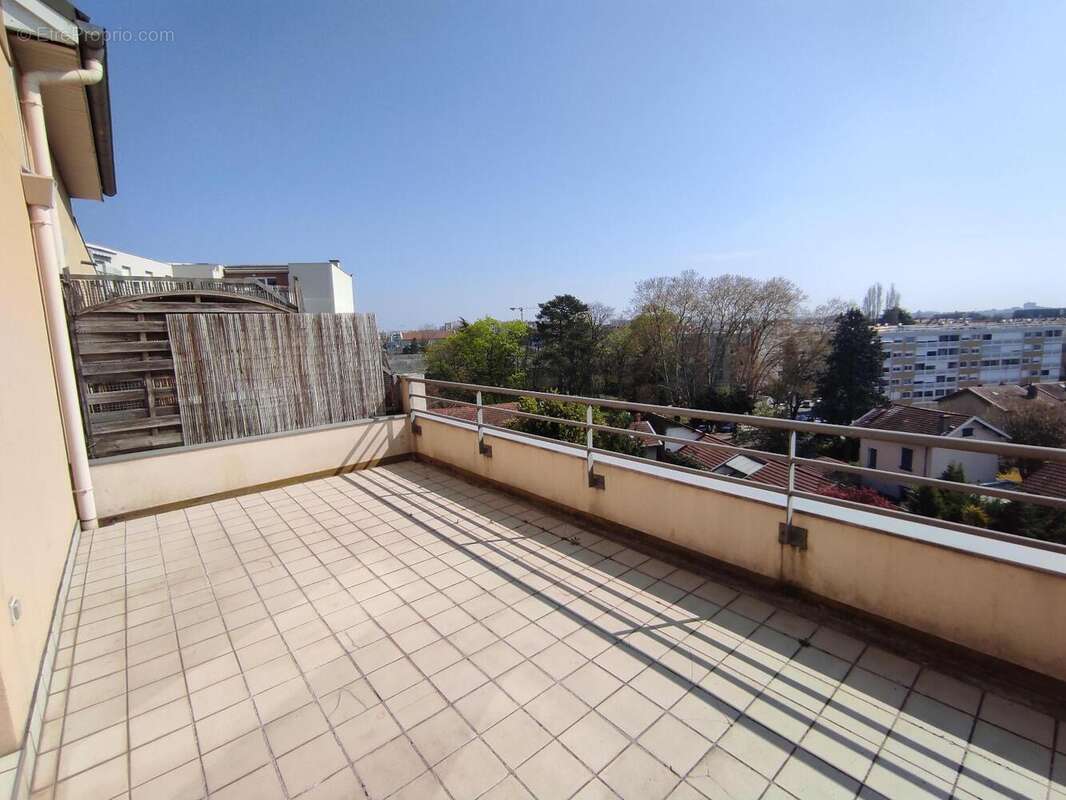   - Appartement à VILLEURBANNE