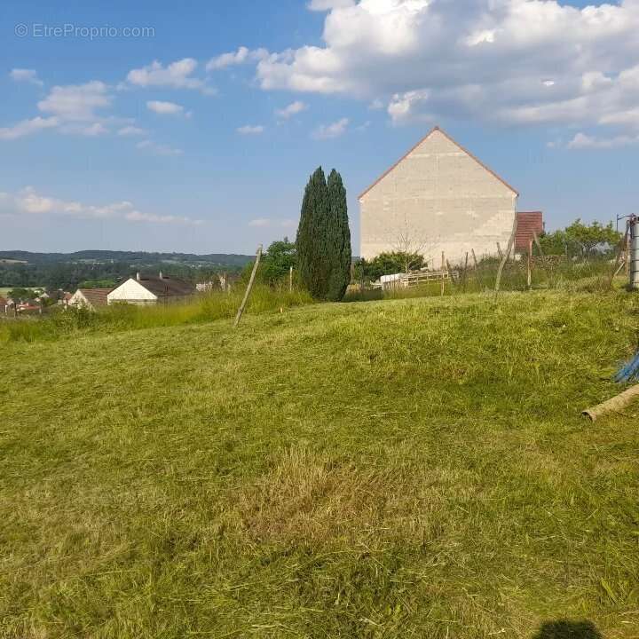 Terrain à VILLENEUVE-SAINT-GERMAIN