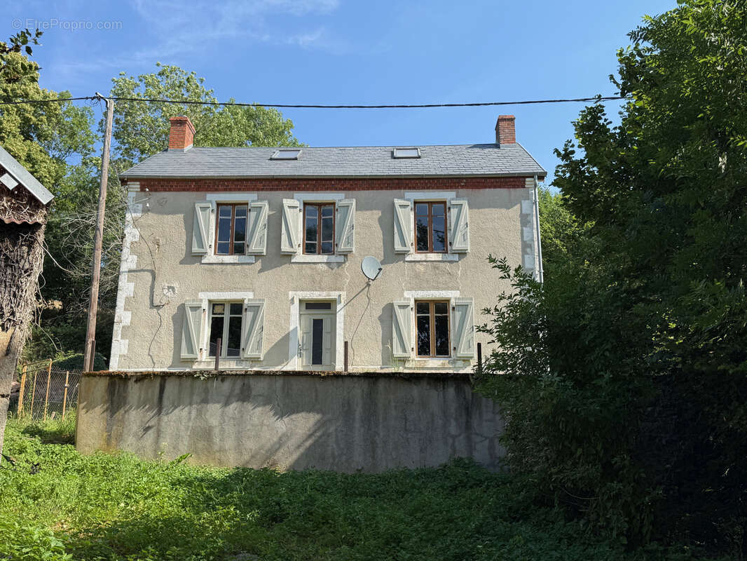 Auv 1225: Maison de caractère, grande grange, toits neufs, 1640m2 - photo 4