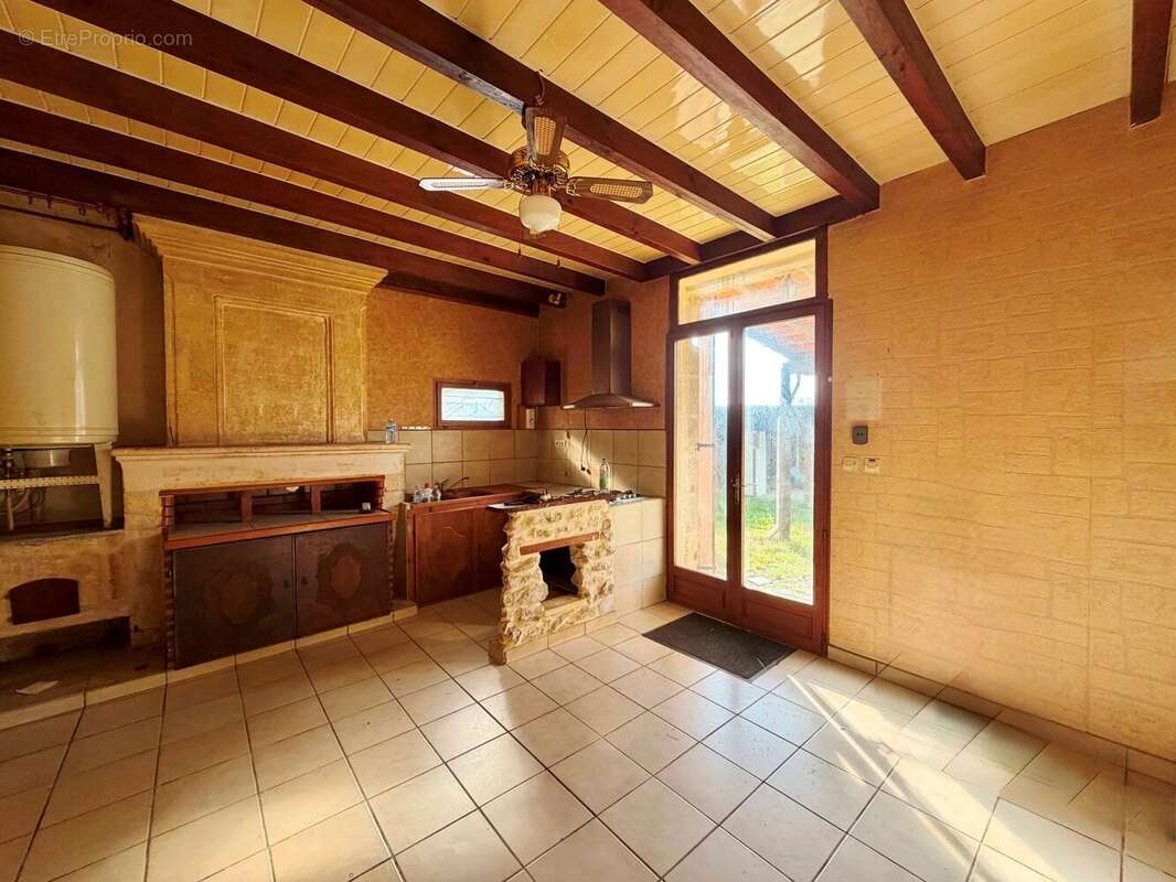 Maison à SAINT-CHRISTOLY-DE-BLAYE