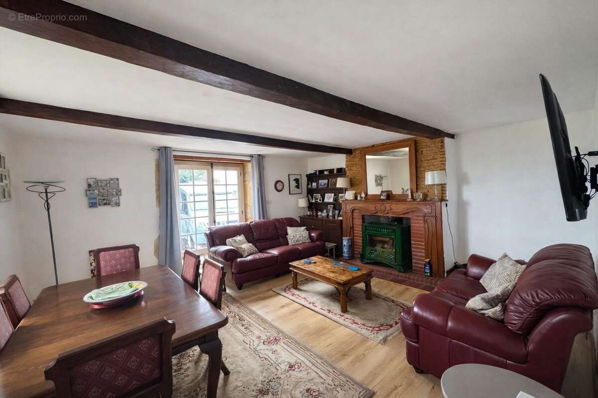 Maison à VILLECOMTAL-SUR-ARROS
