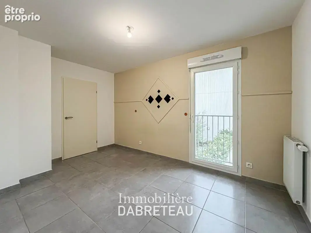Vaulx en Velin - T4 de 75m2 en dernier étage avec grand balcon - photo 12