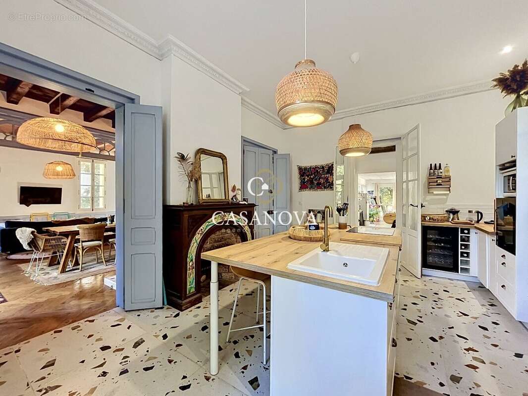 Maison de caractère en pierre 1920 restaurée, 300 m² habitables (dont gîte) + annexes aménageables. terrain de 5 000 m² avec pis - photo 4