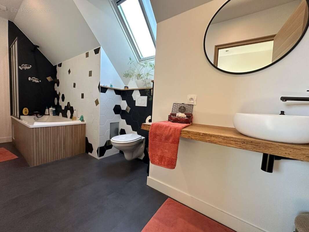 Maison à SAINT-LAMBERT-DU-LATTAY