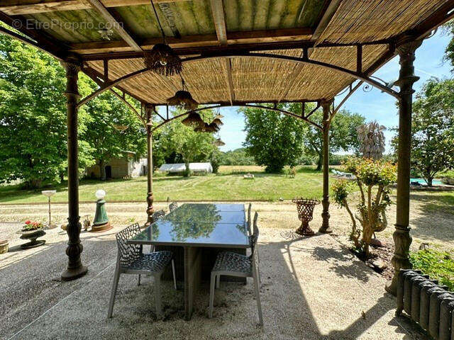 terrasse est - Maison à VIC-FEZENSAC