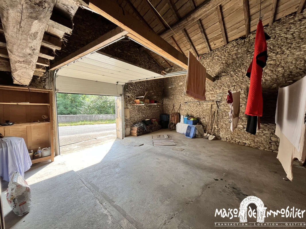À Vendre à LOUZAC SAINT ANDRÉ - Spacieuse maison Charentaise - 210m2 - 6 pièces - photo 18