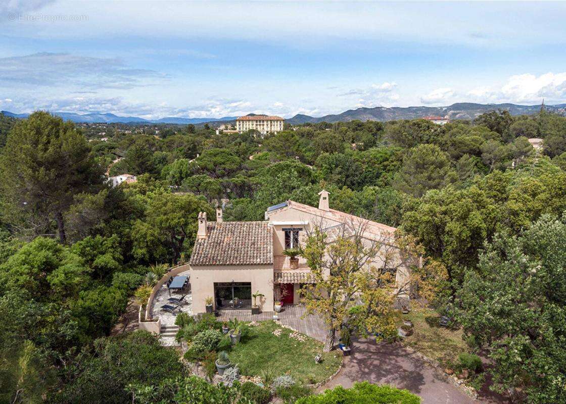 FREJUS - Hameau de Valescure - Villa 175 m² , dépendance, 4 chambres - photo 2