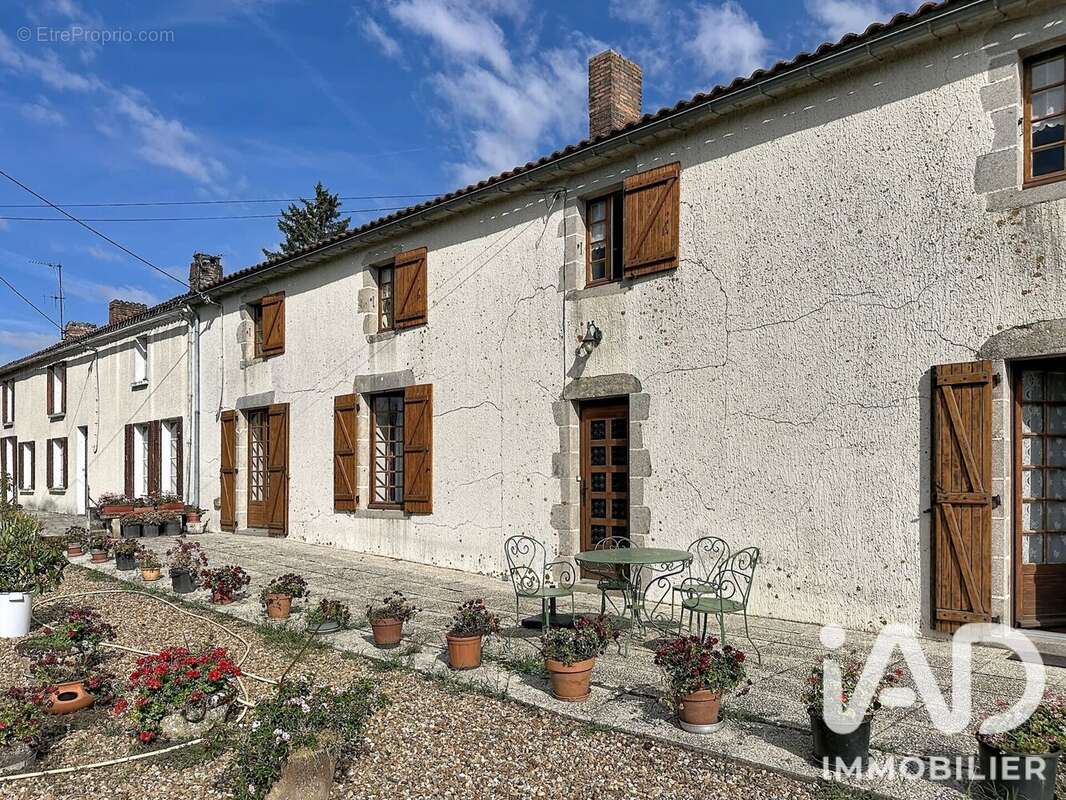 Maison 177 m² à Neuvy-Bouin  - photo 2