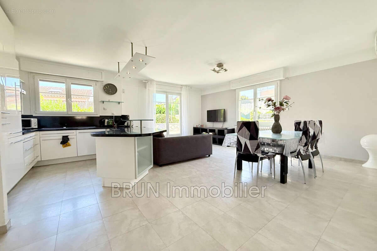 Appartement 65 m² à Antibes  - photo 2