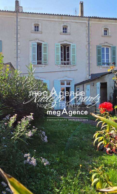 Maison à SAINT-JEAN-D'ANGELY