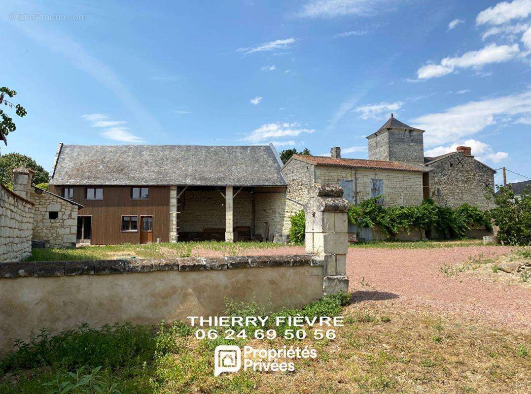 A vendre curçay sur dive - ensemble immobilier  rénové et à rénover sur 1500 m2  de terrain - photo 2