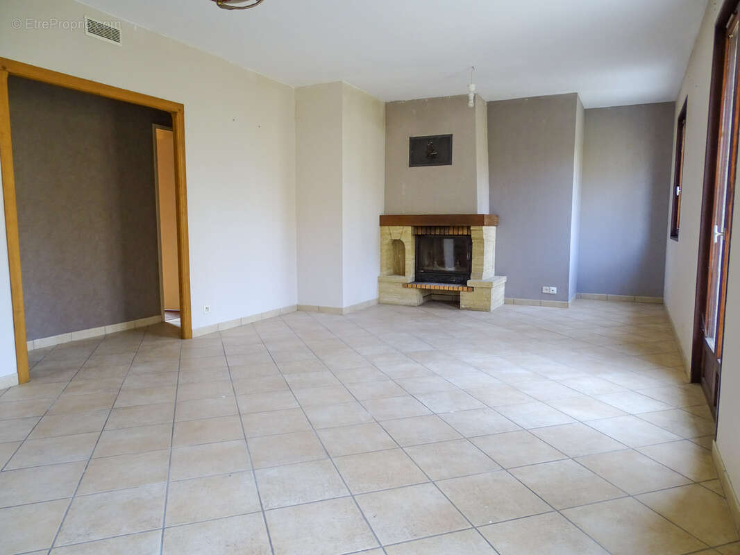 Maison à LA CHAPELLE-MONTMARTIN