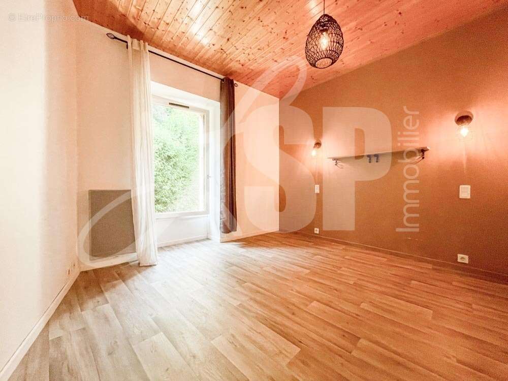 Appartement T3 dans maison de village - Appartement à SERRE-NERPOL