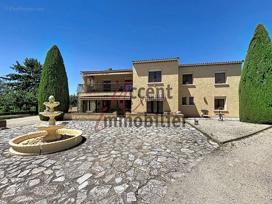 Grande maison familiale de 280 m² avec piscine sur 3 000 m² de terrain - photo 2