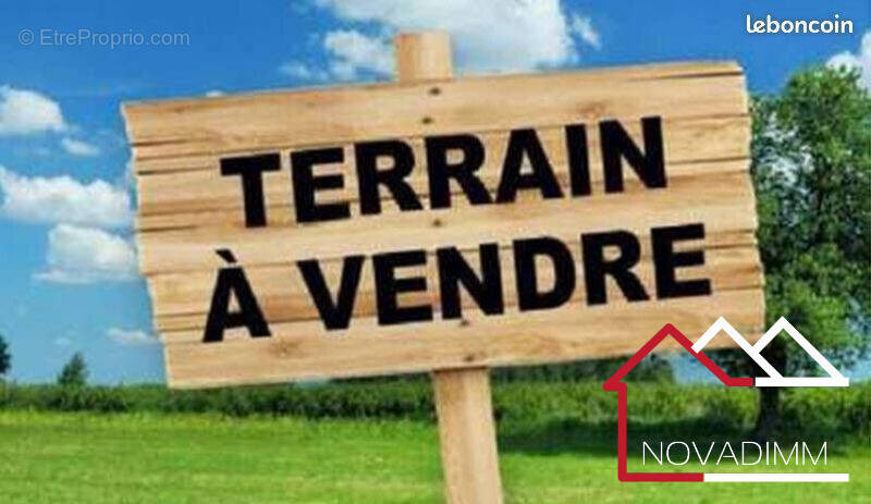 Terrain à SERVIGNY-LES-SAINTE-BARBE