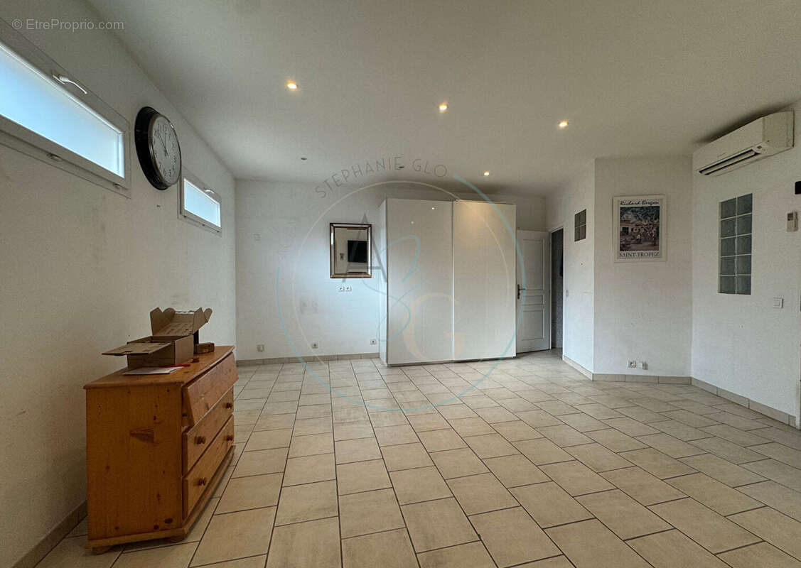 COGOLIN - Maison de 196 m² avec locaux commerciaux de 35.80 m² - photo 9
