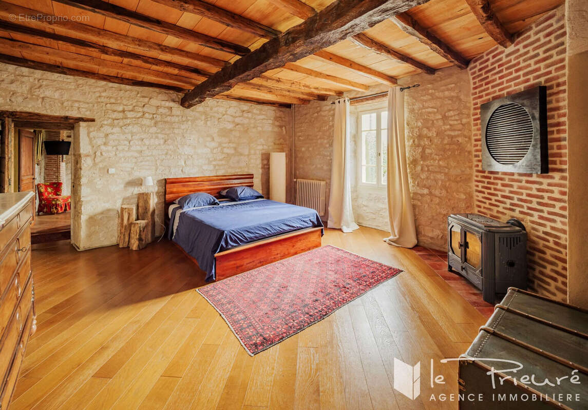 A seulement 10 km d'Albi. Propriété de charme dans un cadre idyllique, 3 habitations, dépendances et 2 hectares de terrain et pi - photo 10