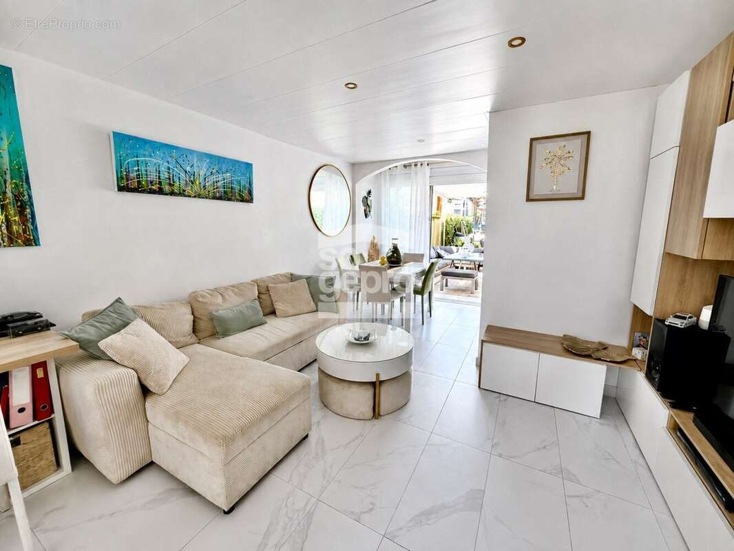 Réf : 2296 - Vente Jolie Marina 3 Pièces rénovée avec parking et son ponton ! - photo 3