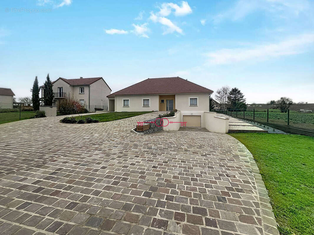 Maison à CAUROY-LES-HERMONVILLE