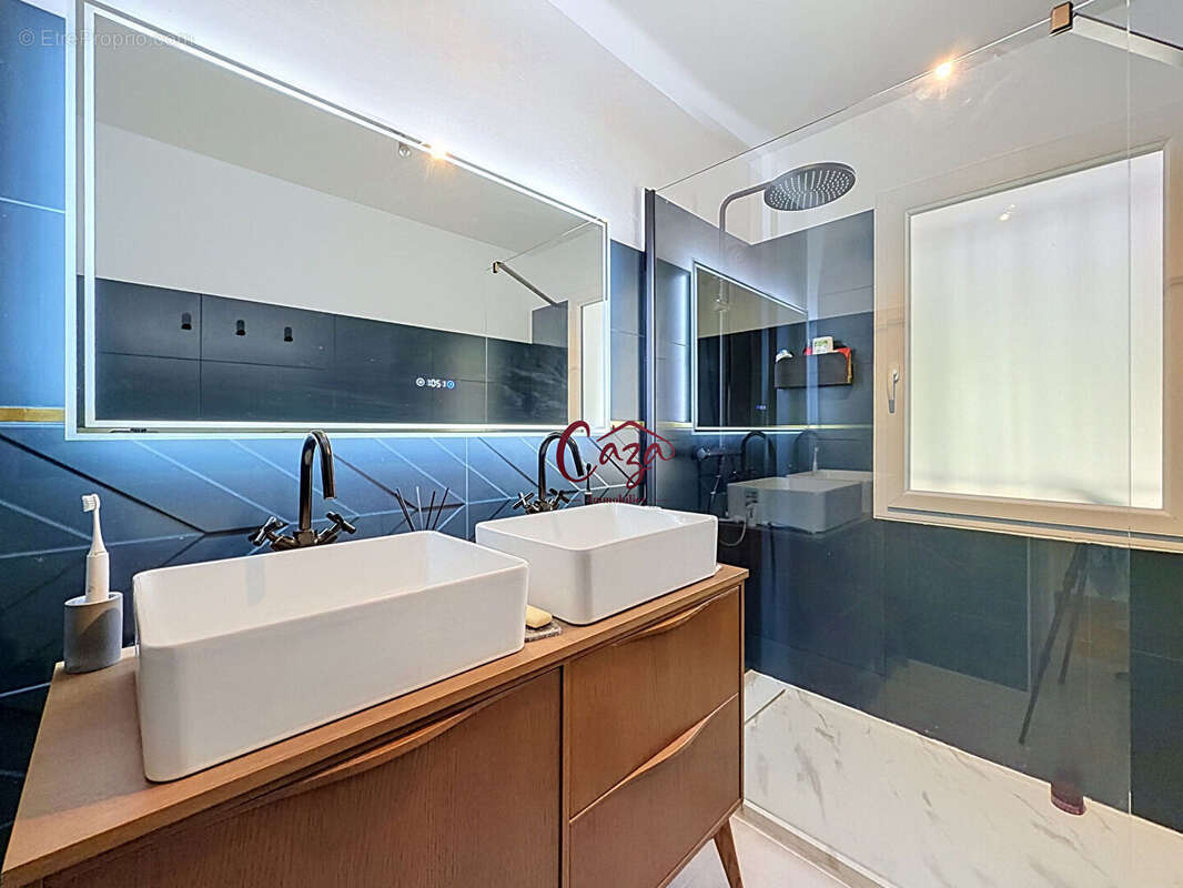 Maison rénovée avec piscine, grands garages et vaste terrain - photo 13