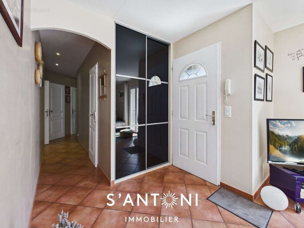 MÈZE  Maison T4 de plain-pied 4 faces avec piscine chauffée sur plus de 600 m² de terrain - photo 8