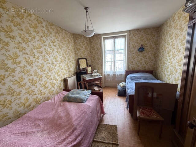Maison à MARINGUES