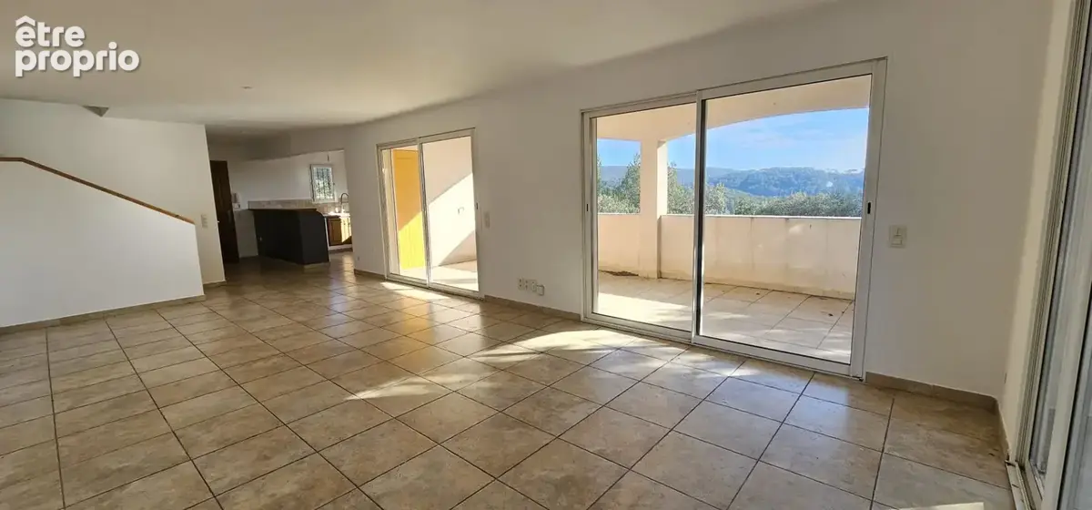 Le Luc - Maison 150 m² avec 2 espaces de vie, 4 chambres, terrasses et garage - photo 5