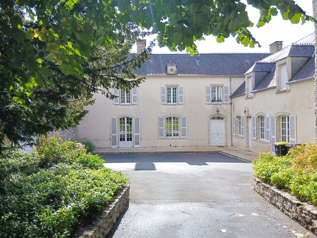 SAINT SAUVEUR LE VICOMTE, au coeur de la ville, grande maison de ville en excellent état - photo 2