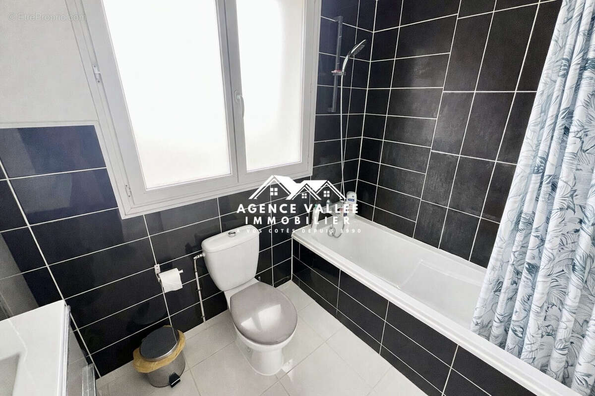 Salle de bains / wc 'étage' - Maison à SAINT-GERMAIN-LES-CORBEIL