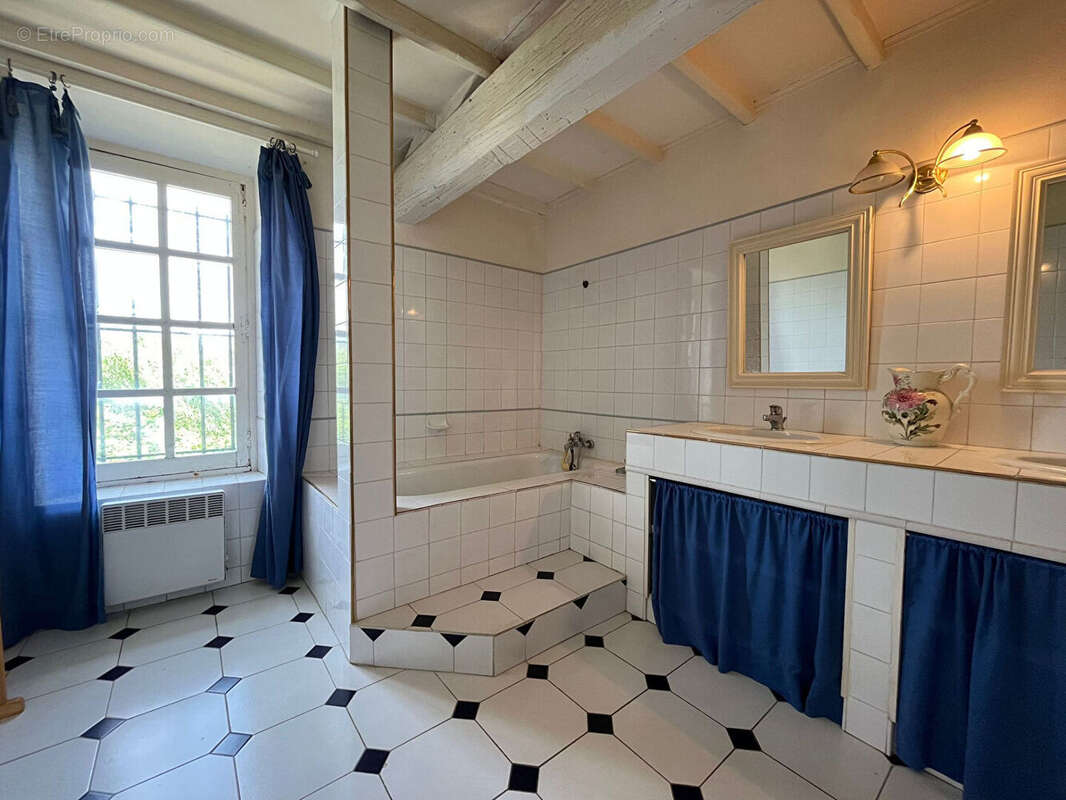 À vendre Authentique Mas - 5 chambres avec piscine, parc arboré et 4 garages - Proche Calvisson - photo 12