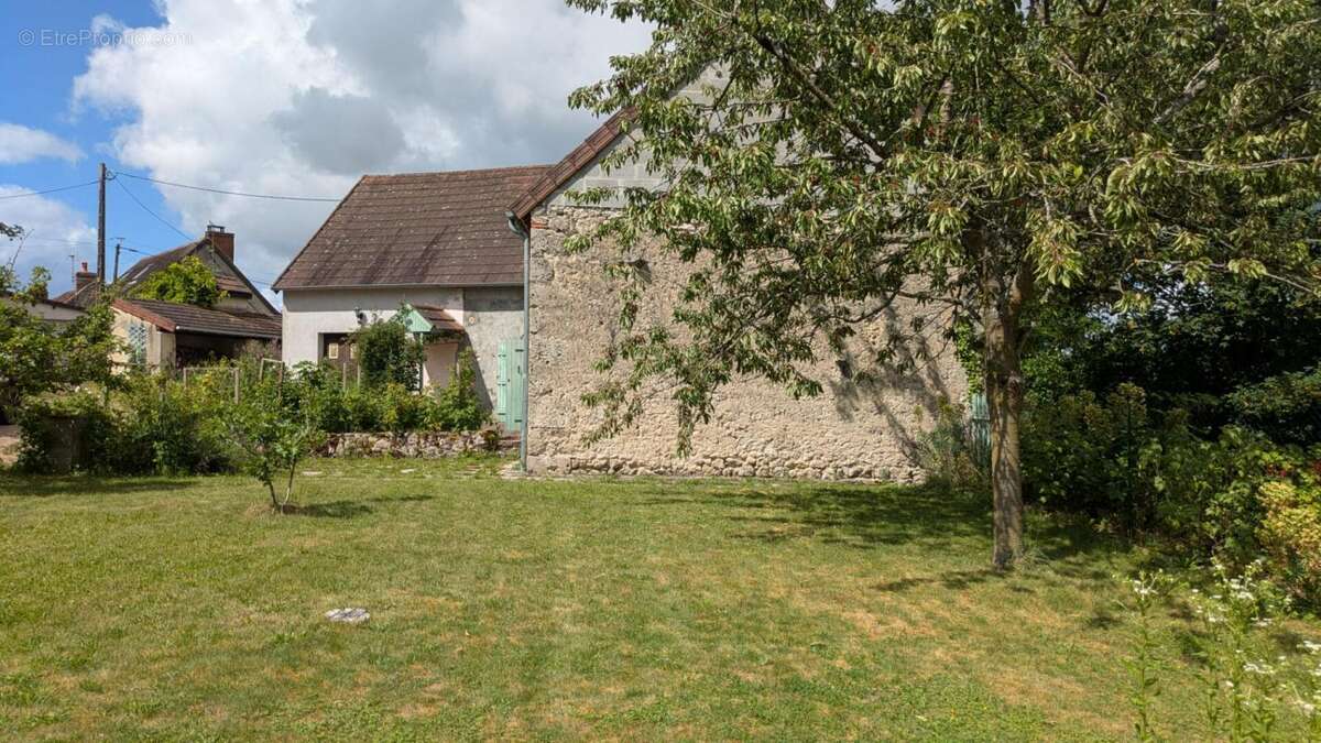 Sur Montaigu le blin, longère et dépendances - photo 3