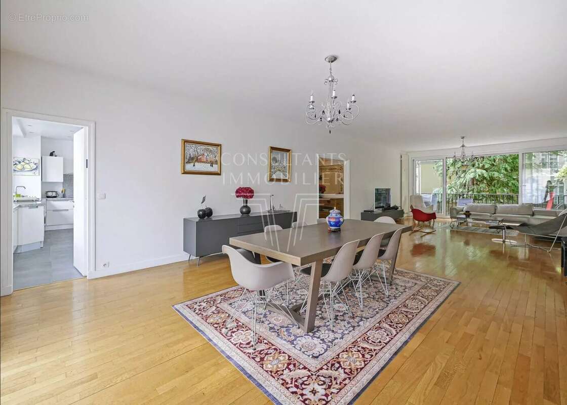 Appartement à PARIS-16E