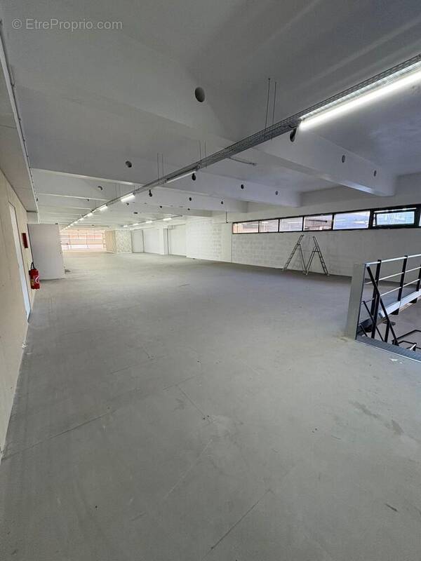 Photo 1 - Commerce à PANTIN