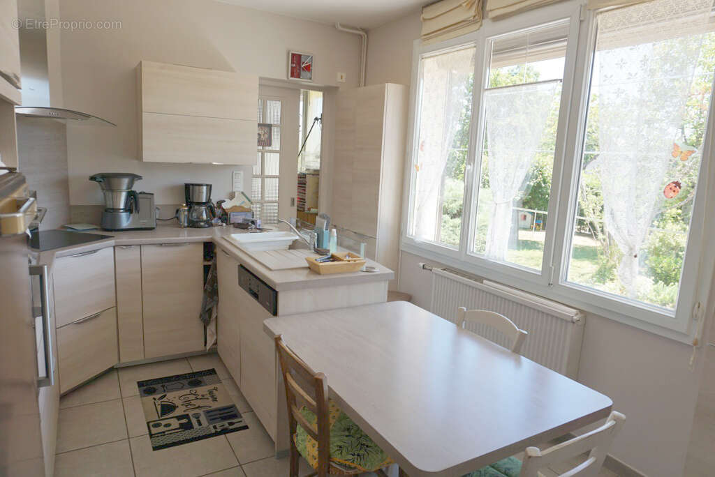 Belle maison familiale de 196 m2 avec dépendances et agréable terrain - photo 6