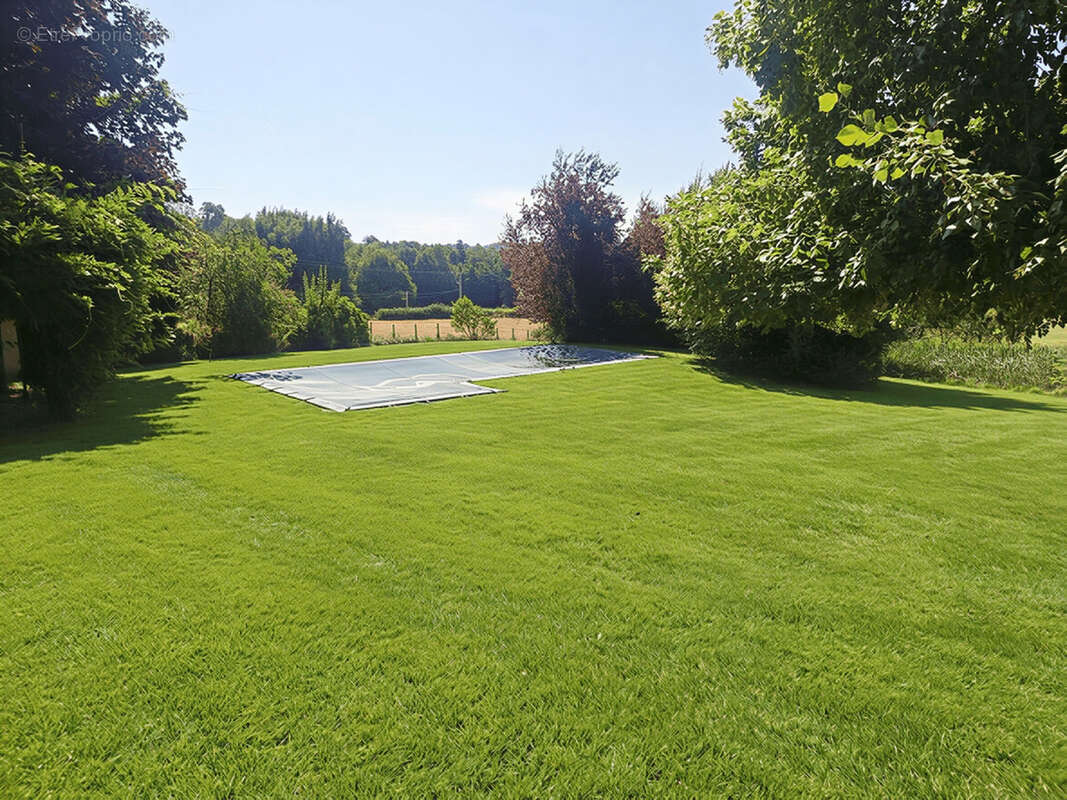 Maison familiale de caractère avec piscine et de nombreuses dépendances - photo 3