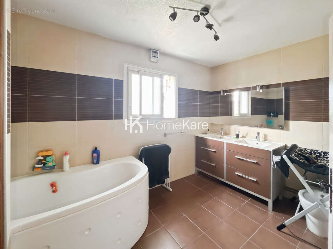 Maison 200 m² à Saint-Jory  - photo 6