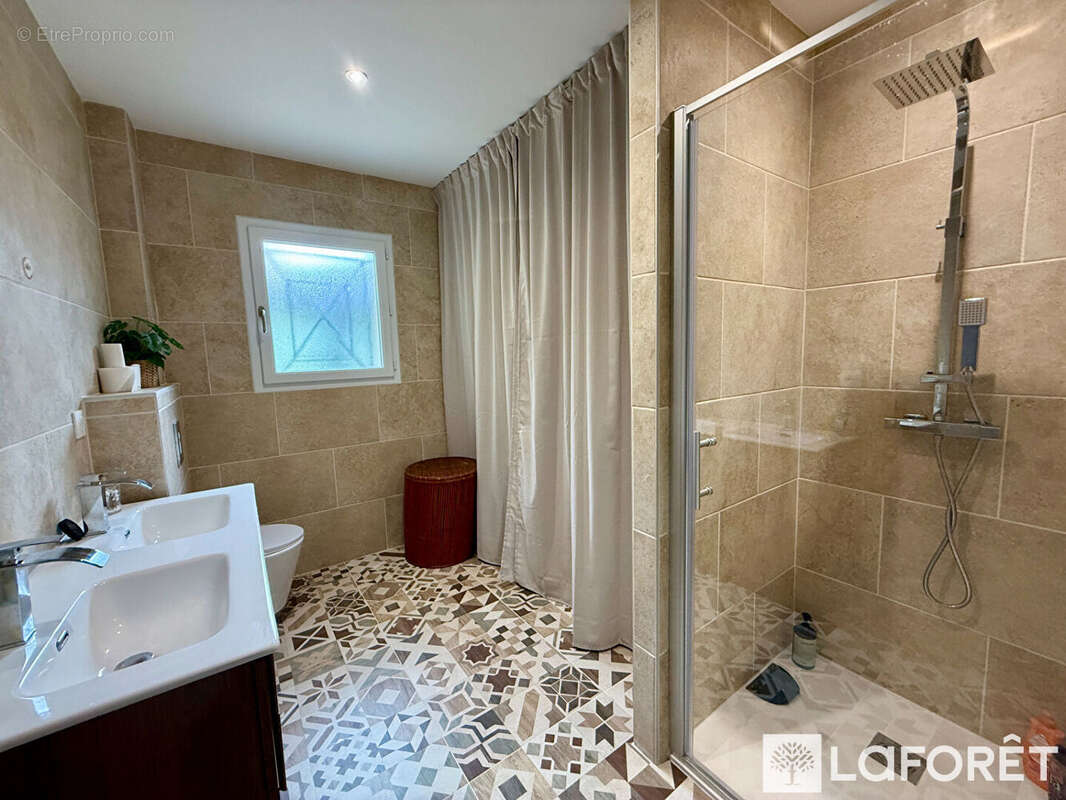 Maison familiale entièrement rénovée avec piscine - photo 8