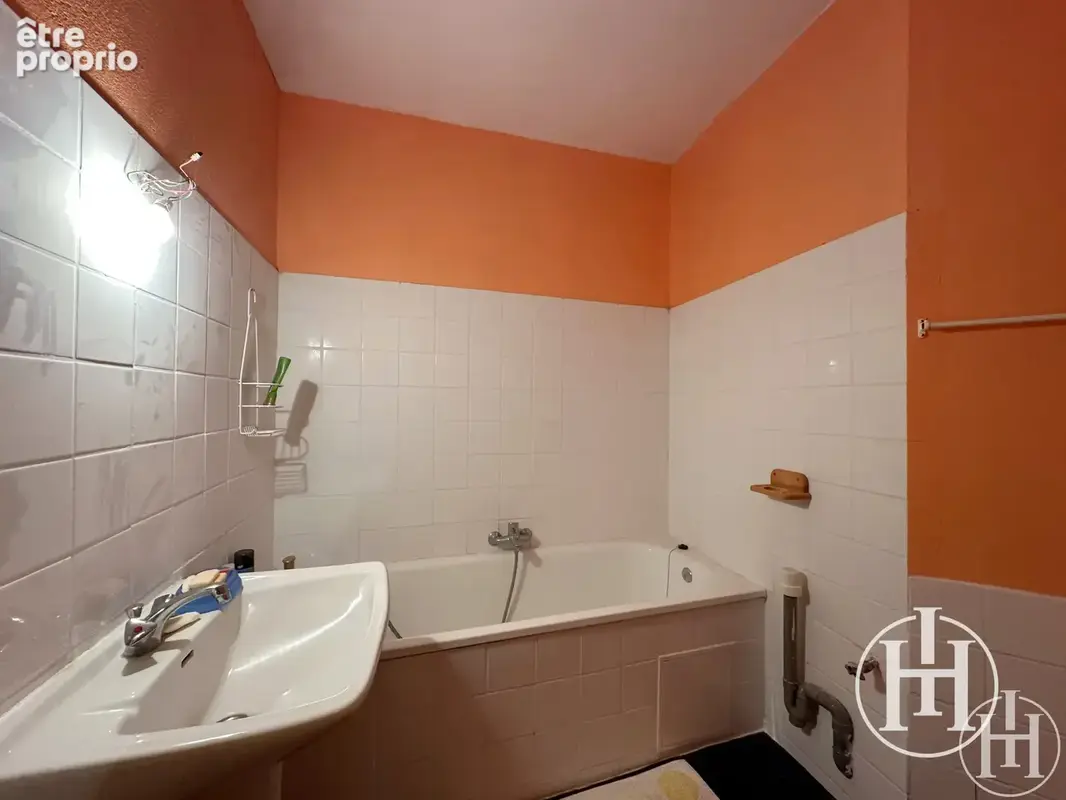 À saisir : petit prix   maison de 208 m2 avec garage, caves et terrains - - photo 7