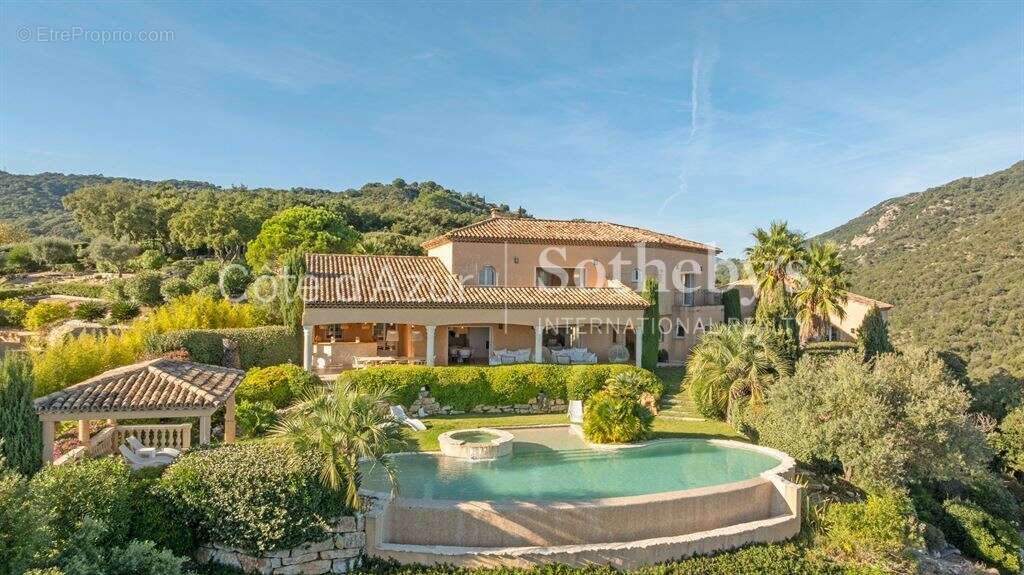 Maison de prestige à vendre dans le Golfe de Saint-Tropez, avec héliport privé - photo 2
